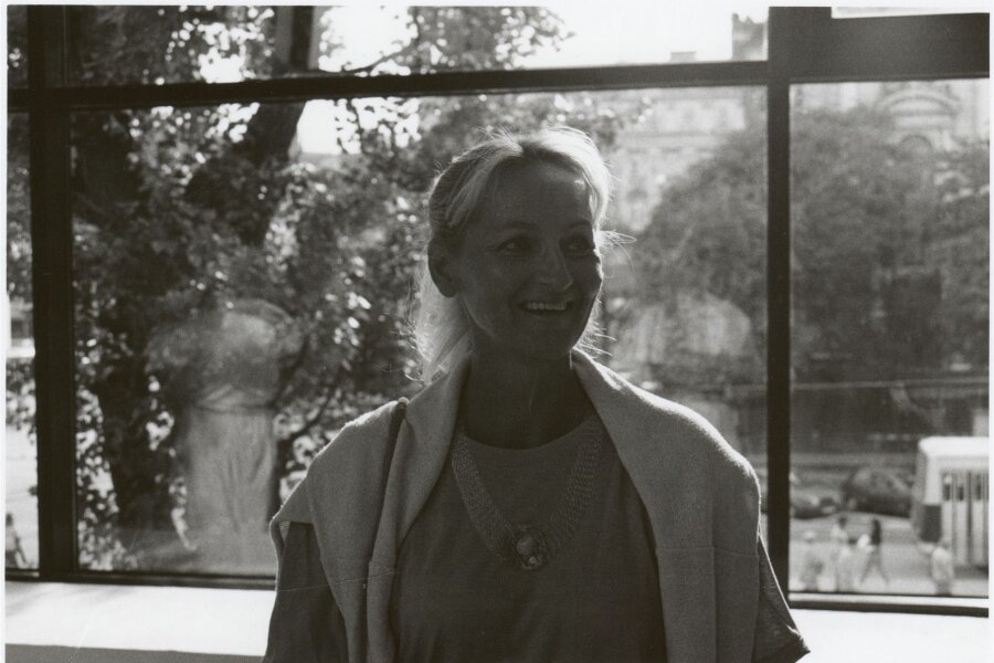 Blanka Šperlová na fotografii z autorské rekonstrukce Osmihodinové výstavy z roku 1970 Dalibora Chatrného, 1990, foto: Marie Kratochvílová